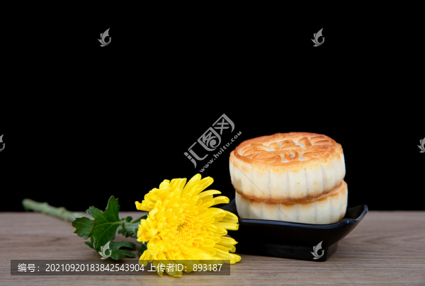 中秋節(jié)的月餅和一朵菊花