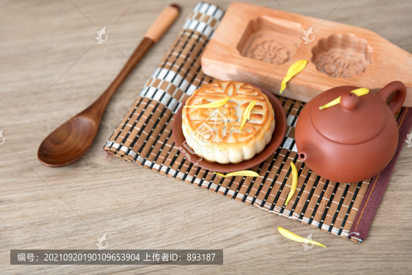 月餅和茶壺及木質(zhì)月餅?zāi)＞? title=