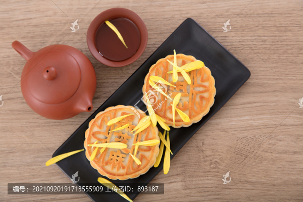 月餅和紫砂茶壺及一碗茶