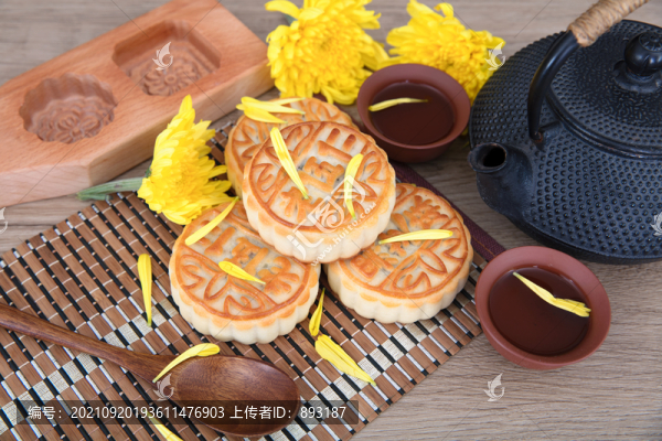 桌子上的月餅和一壺茶