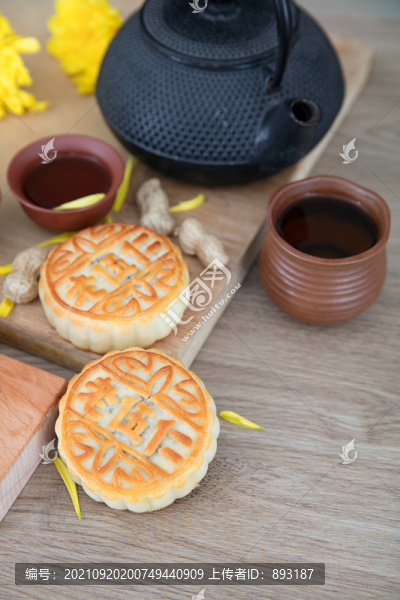 中秋美食月餅和茶壺茶杯及菊花