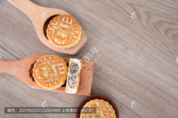 放置著月餅和制作月餅的木質(zhì)模具