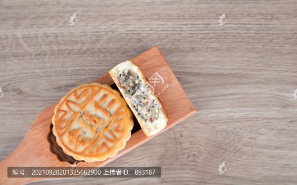 放置著月餅和制作月餅的木質(zhì)模具