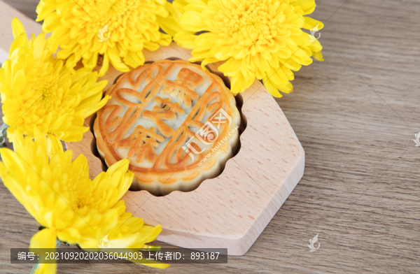 月餅?zāi)＞吆鸵粔K月餅及秋天的菊花