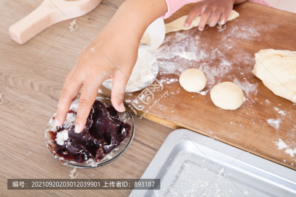 教自己的孩子手工做月餅