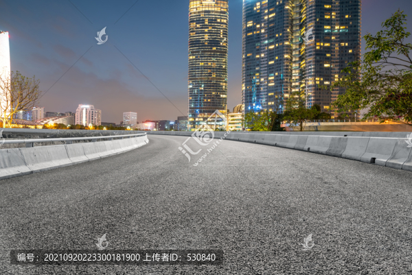 公路彎道和城市夜景