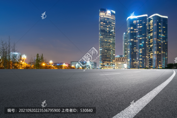 高速公路天際線和城市夜景