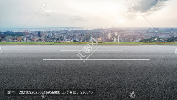 高速公路天際線和城市景觀
