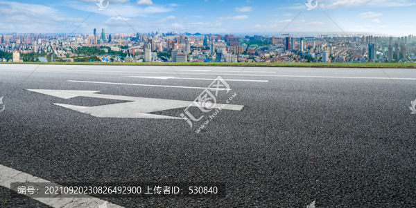 柏油馬路和現(xiàn)代建筑