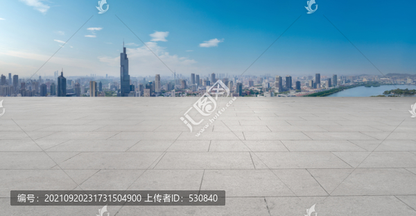 前進(jìn)的道路和金融區(qū)建筑