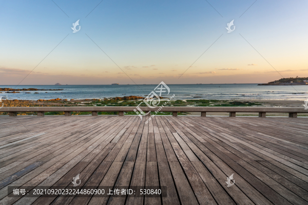 木板觀景臺和海岸線風景