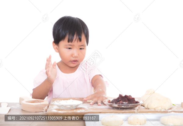 白背景前中國(guó)小女孩在學(xué)習(xí)做月餅