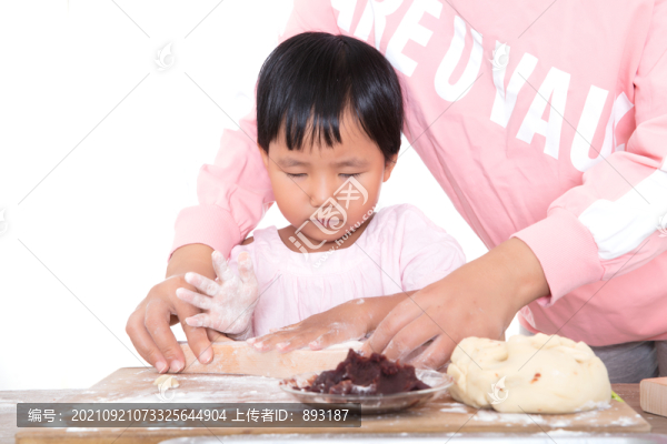 教自己的女兒學(xué)習(xí)做中秋節(jié)的月餅