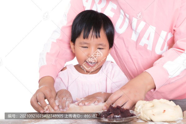 教自己的女兒學(xué)習(xí)做中秋節(jié)的月餅