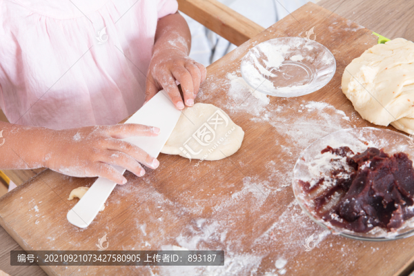 小孩子在砧板上制作面食面點