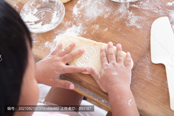 中國(guó)孩子學(xué)習(xí)制作中式糕點(diǎn)