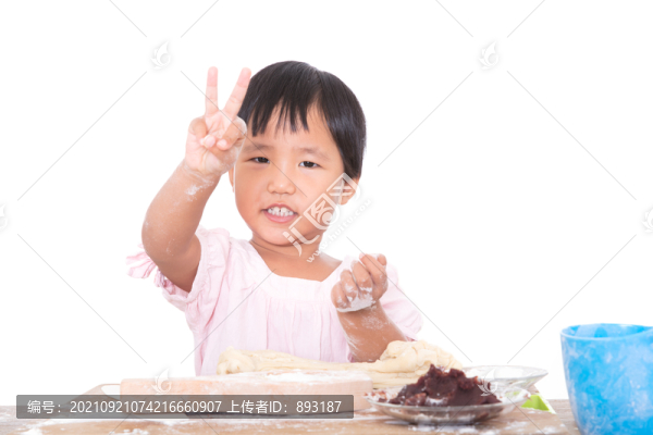做月餅期間抬頭看鏡頭做手勢(shì)