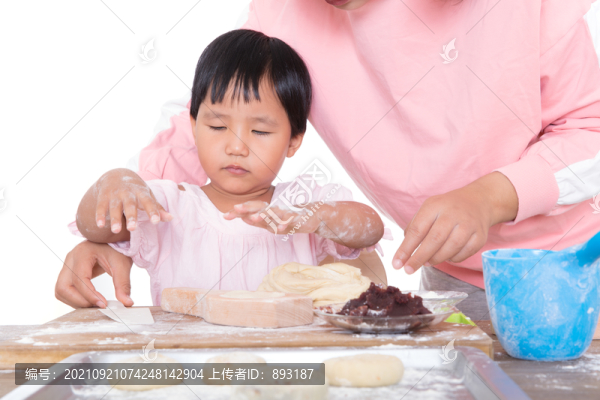 中國媽媽教自己的女兒學(xué)習(xí)做月餅