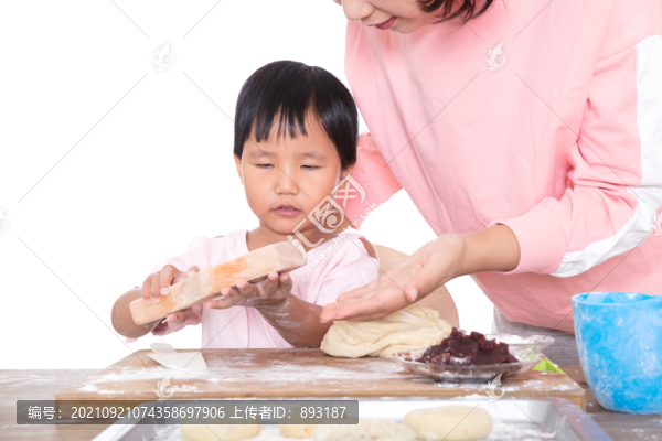 中國媽媽教自己的女兒學(xué)習(xí)做月餅