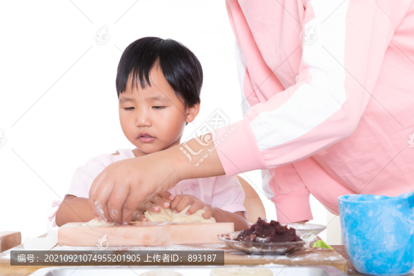 小女孩在學(xué)習(xí)制作中秋節(jié)的月餅
