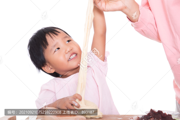 中國兒童在揉面準備做月餅