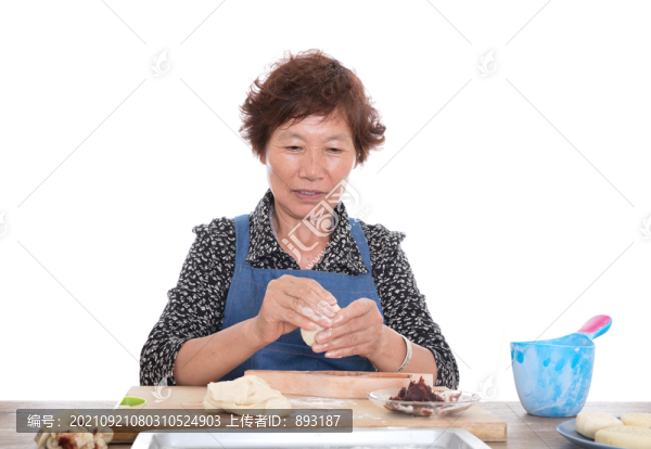 婦女在做中秋節(jié)的傳統(tǒng)食物月餅
