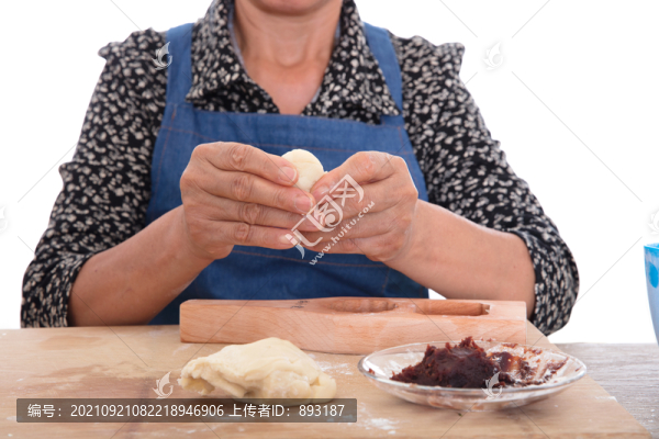 面點(diǎn)師制作中國(guó)中秋節(jié)美食月餅