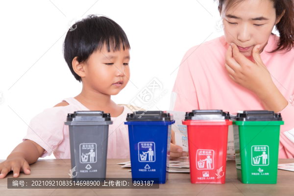 在媽媽的指導(dǎo)下學(xué)習(xí)垃圾分類