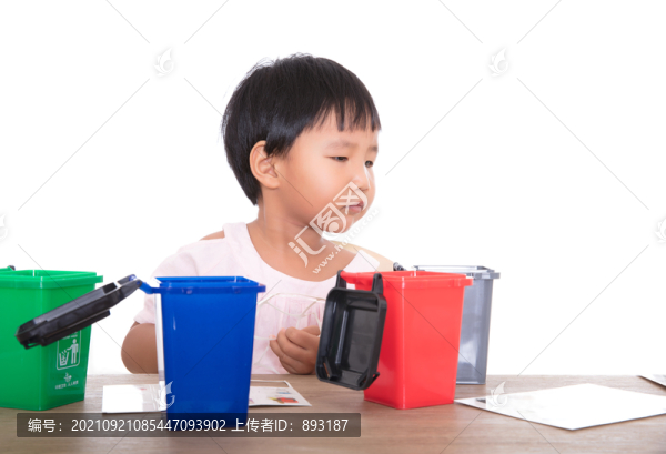 玩耍桌子上分類垃圾桶玩具的女孩