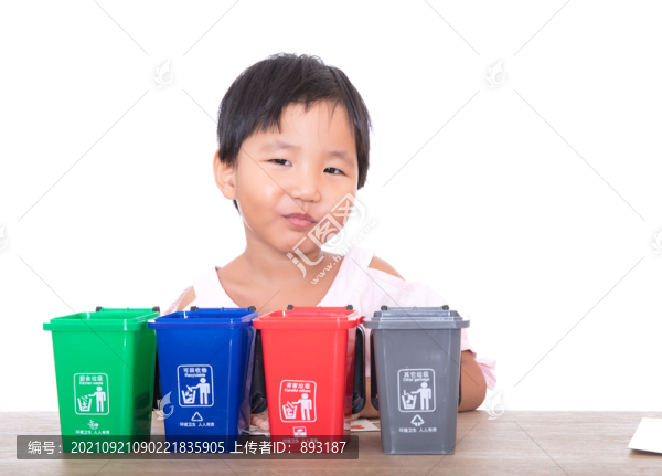 垃圾桶前學(xué)習(xí)垃圾分類知識