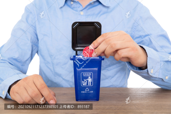 瓶蓋放進(jìn)藍(lán)色可回收垃圾垃圾桶內(nèi)