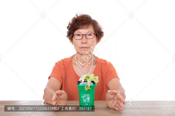 雙手呵護(hù)著綠色的廚余垃圾桶和菜
