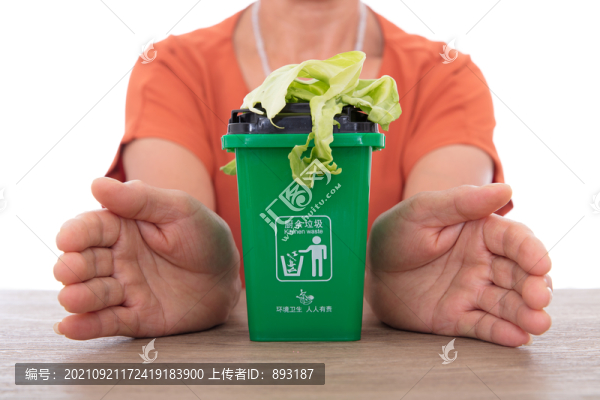 綠色廚余垃圾桶和菜葉