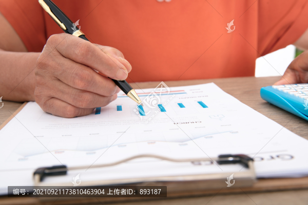 特寫拍攝資深會計師手部使用計算