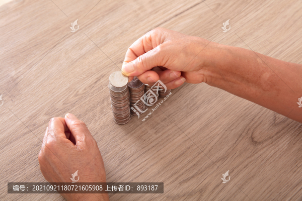 繼續(xù)碼放增長的美元硬幣