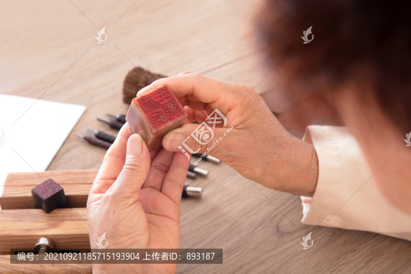 篆刻藝術(shù)家手拿石質(zhì)印章仔細(xì)觀察