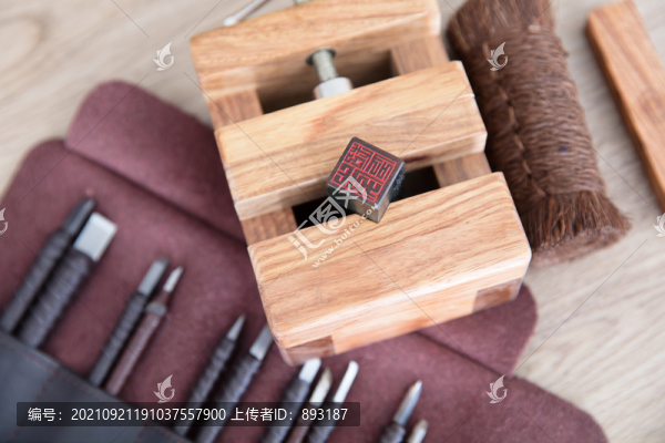 整齊的鋼制刻刀和刻床及印章