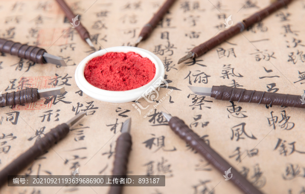 大量鋼制刻刀圍繞著一盒印泥
