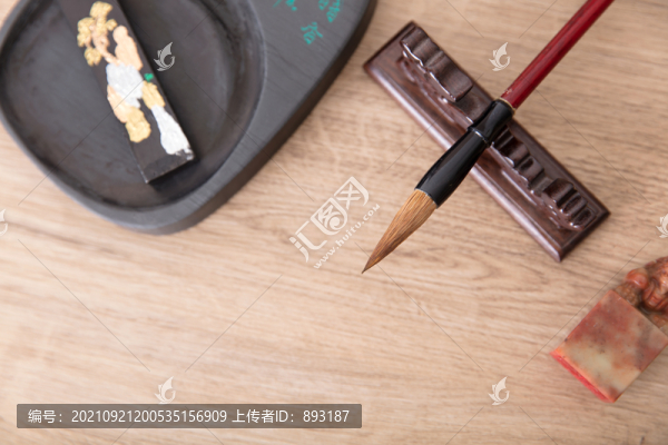 毛筆及旁邊的印章和硯臺