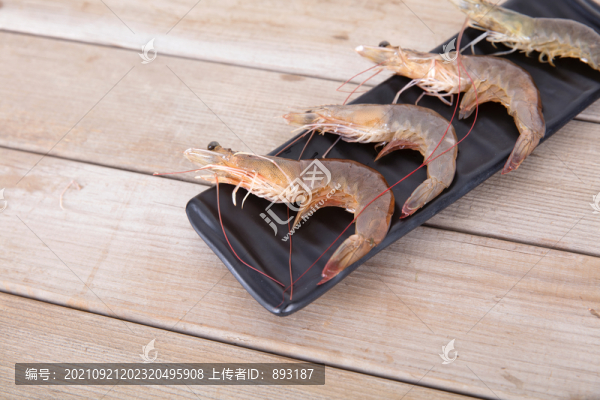 一盤新鮮的淡水蝦局部特寫