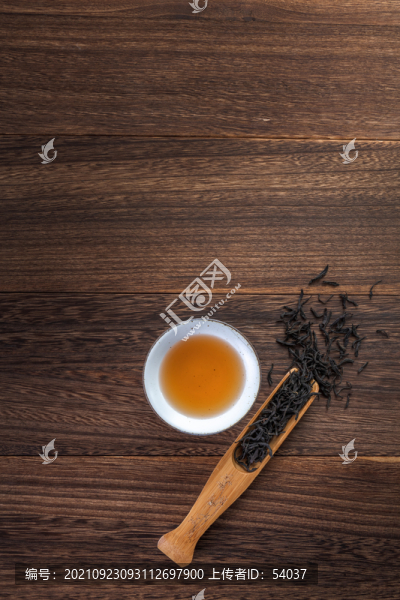 一杯紅茶和散落的茶葉