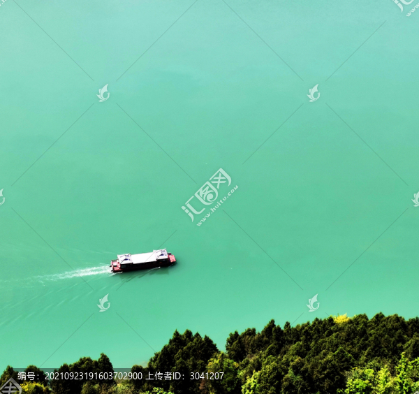 行進(jìn)在閬中湖面上的船