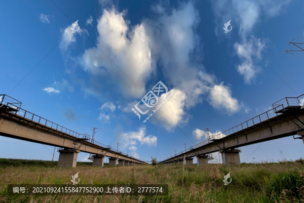藍(lán)天下的鐵路橋