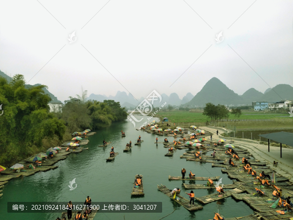 廣西漓江冬天木筏船景象