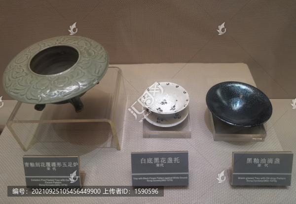 青釉刻花覆碟五足爐黑釉油滴盞