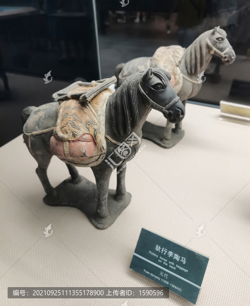 馱行李陶馬