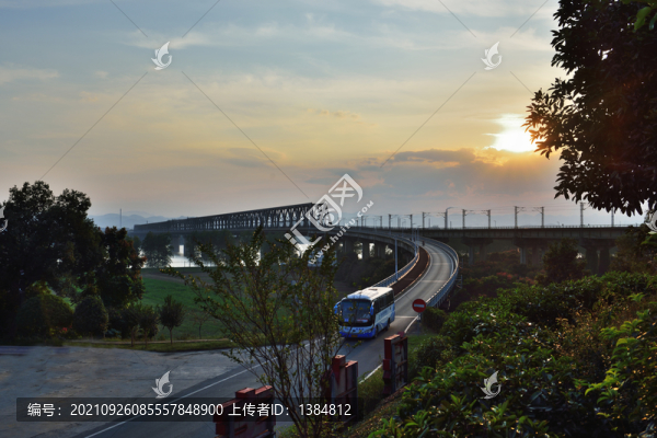 晚霞下的枝城長江大橋