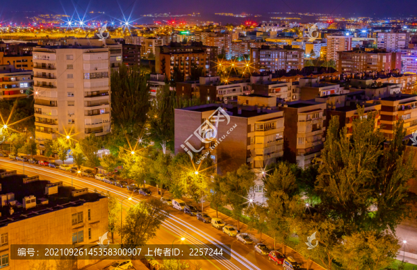 都市夜景與城市霓虹燈