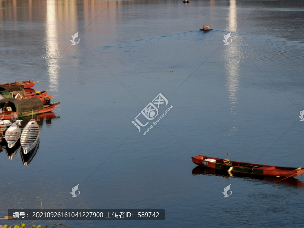湖面小船