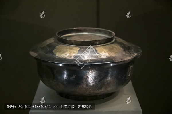 陜博鎏金折枝花紋銀蓋碗